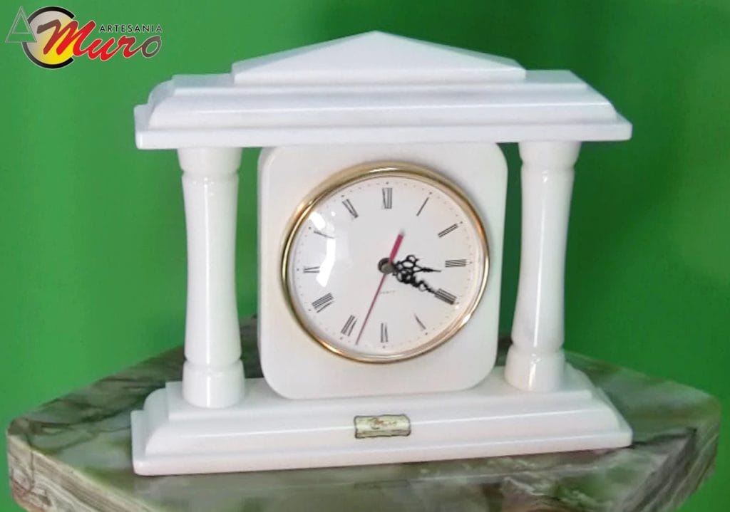 Reloj de mármol, reloj de columnas.